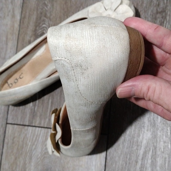B.O.C. cream metallic flower petals loafers. Mint condition. Size 10 - Picture 7 of 12